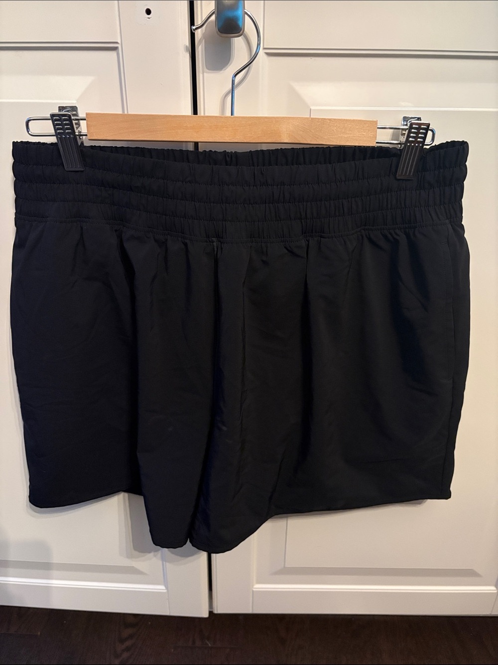 Aerie offline 4” black hot stuff shorts size L